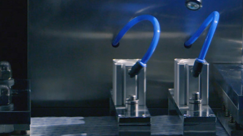 أخذت AKSO زمام المبادرة في تجهيز النظام القياسي المعتمد لإدارة الغذاء والدواء (FDA) في الصناعة بأجهزة الإنتاج والبيئة