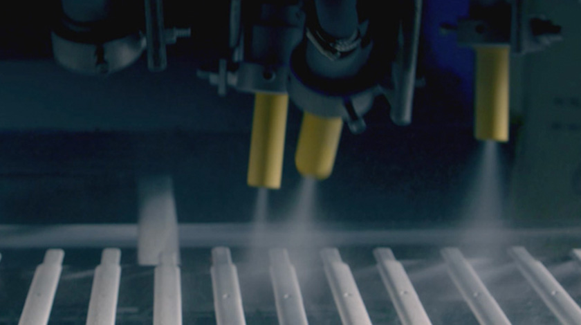 أخذت AKSO زمام المبادرة في تجهيز النظام القياسي المعتمد لإدارة الغذاء والدواء (FDA) في الصناعة بأجهزة الإنتاج والبيئة